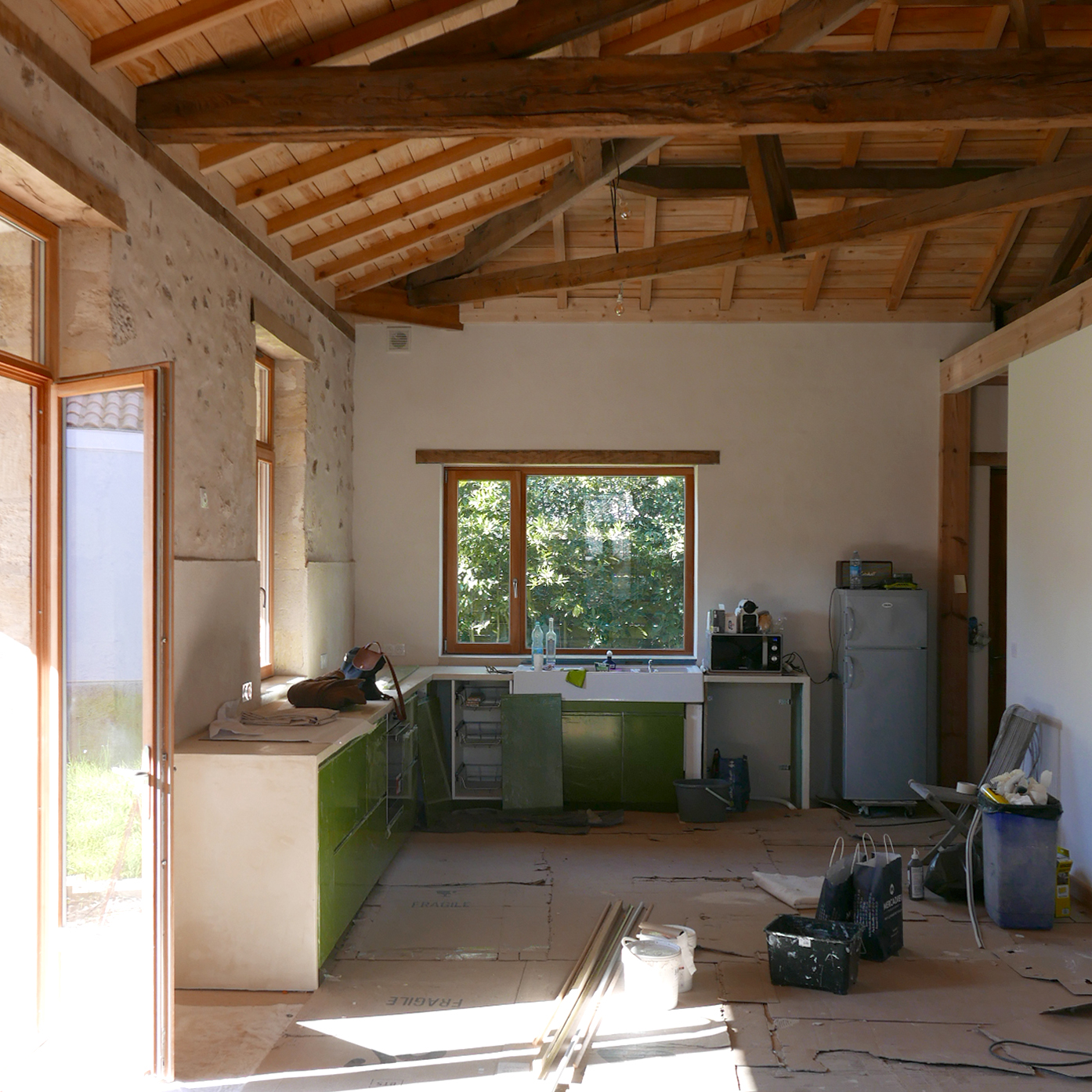 2025. Rénovation lourde d'une maison en autoconstruction - Arès (33) - Le séjour et la future cuisine - en cours.jpg